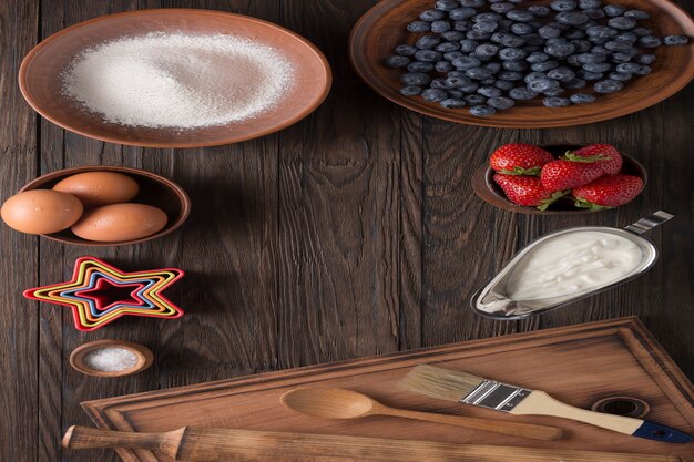 Ingredienti grezzi del dolce sulla tavola di legno