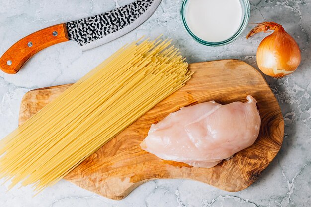 Ingredienti grezzi per la pasta cremosa