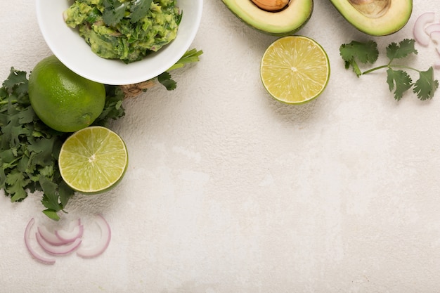 Ingredienti guacamole avocado e lime, peperoncino e coriandolo