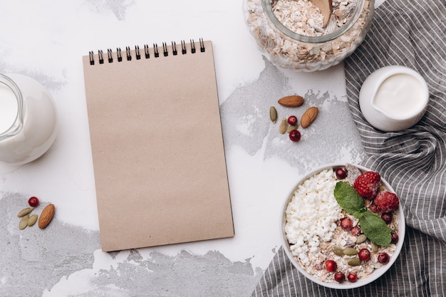 Ingredienti in bianco del taccuino e della prima colazione degli ingredienti del taccuino e della prima colazione