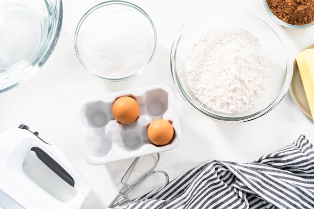 Ingredienti in ciotole sul bancone per cuocere i biscotti al cioccolato.