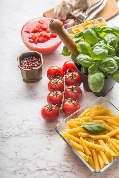 Ingredienti italiani pasta pomodori basilico spezie e aglio.