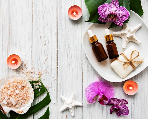 Ingredienti naturali spa con fiori di orchidea