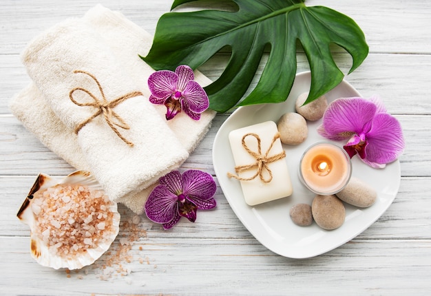 Ingredienti naturali spa con fiori di orchidea