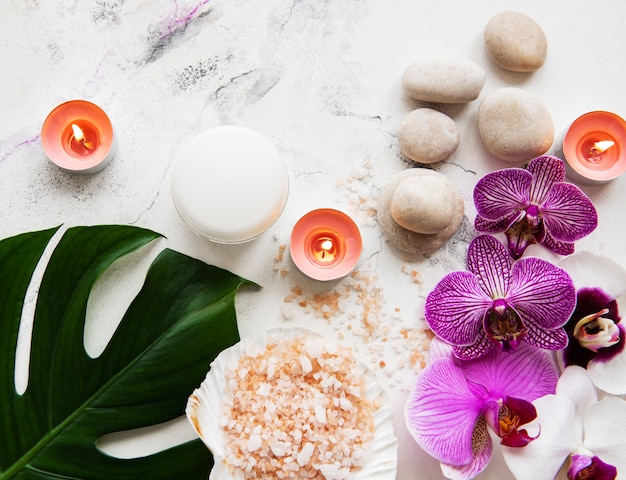 Ingredienti naturali spa con fiori di orchidea