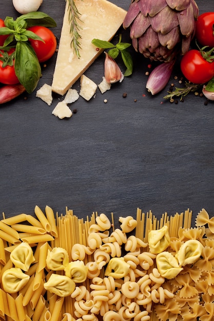 Ingredienti organici freschi di ricette italiane. Concetto di cibo sano