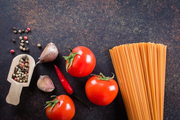 Ingredienti pasta di pomodoro. Pomodorini, Spaghetti Pasta, Pepe rosso, Aglio e Pepper Balls