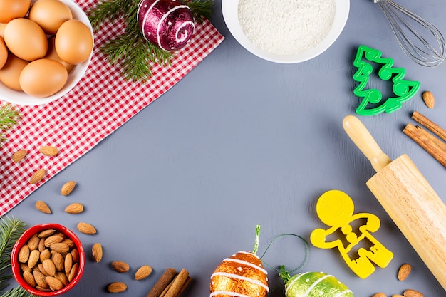 Ingredienti per biscotti di Natale, mattarello e formine per biscotti. Cucina natalizia