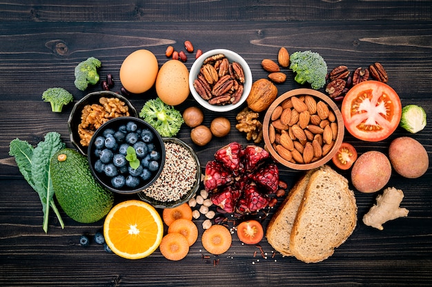 Ingredienti per cibo sano sul tavolo di legno
