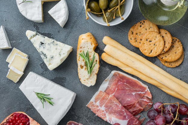 Ingredienti per cibo spagnolo, formaggio di carne, set di erbe, su sfondo grigio, piatto