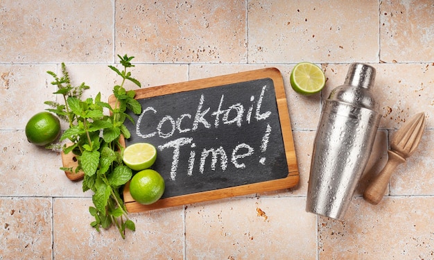 Ingredienti per cocktail Mojito e utensili per bevande