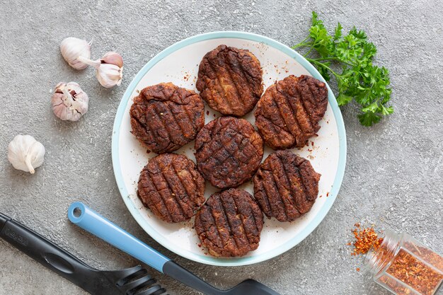 Ingredienti per cucinare hamburger di carne da vicino su sfondo di pietra