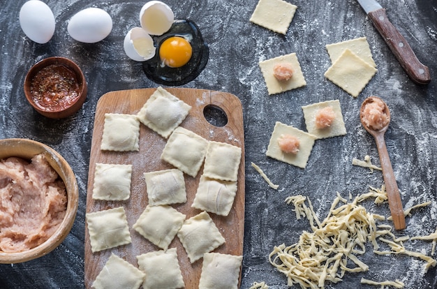 Ingredienti per cucinare i ravioli sulla tavola di legno