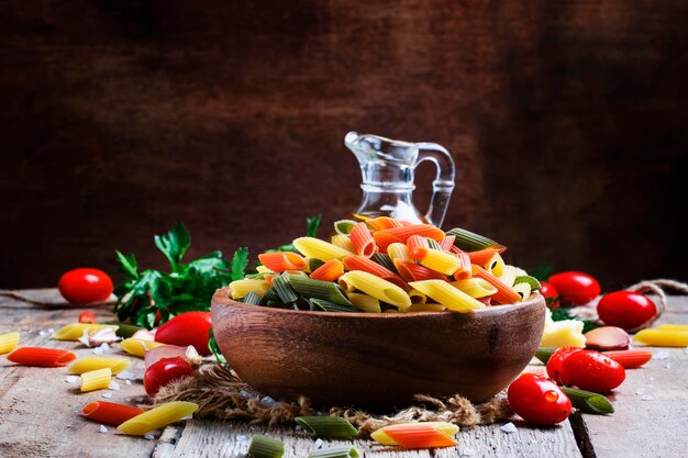 Ingredienti per cucinare la pasta con formaggio e salsa di pomodoro vecchio fondo di legno fuoco selettivo