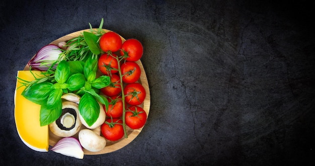 Ingredienti per cucinare la pasta su sfondo scuro Copia spazio