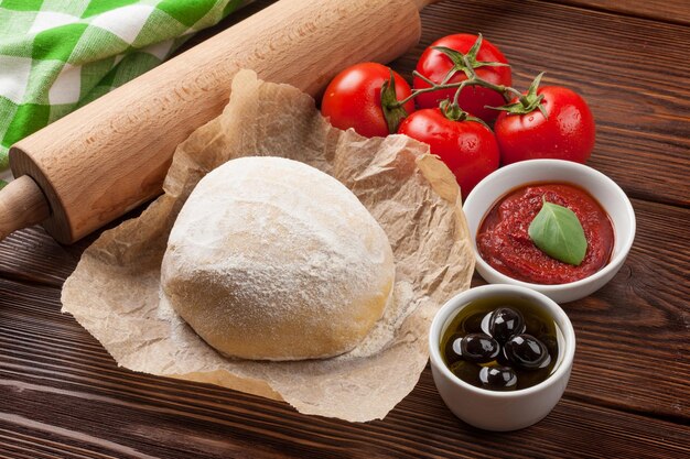 Ingredienti per cucinare la pizza