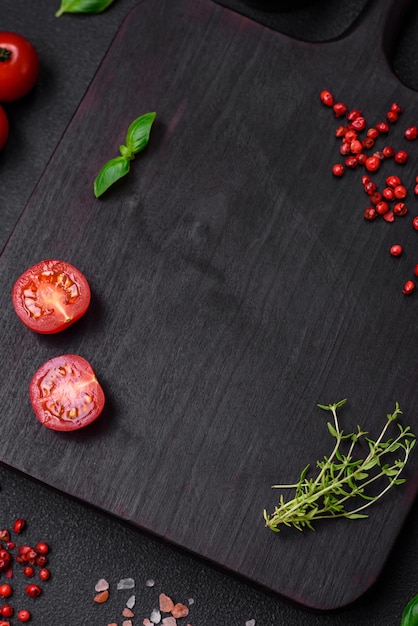 Ingredienti per cucinare pomodorini sale spezie ed erbe aromatiche