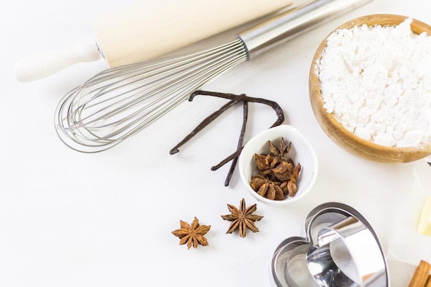 Ingredienti per cuocere i biscotti di zucchero per San Valentino.