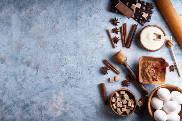 Ingredienti per cuocere i biscotti, torta. Strumenti, piatti per cucinare