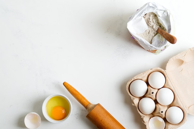 Ingredienti per cuocere il pane o le torte tradizionali fatti in casa su un tavolo di marmo grigio chiaro.