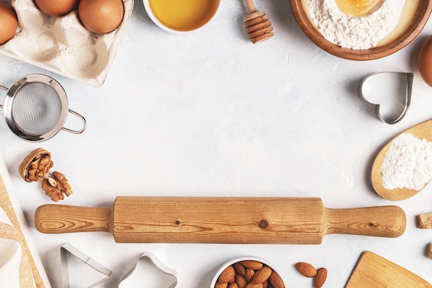 Ingredienti per cuocere la farina cucchiaio di legno mattarello uova Vista dall'alto spazio copia