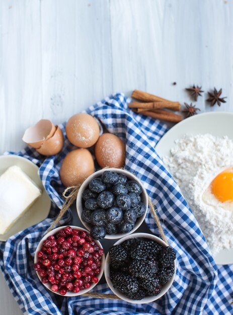 Ingredienti per cuocere torte dolci con frutti di bosco. Vista dall'alto.