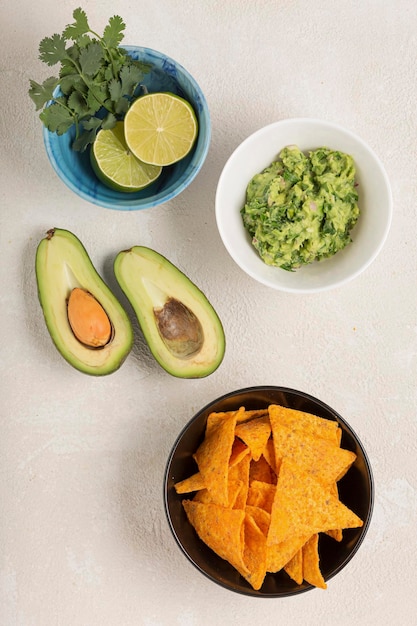 Ingredienti per fare il guacamole