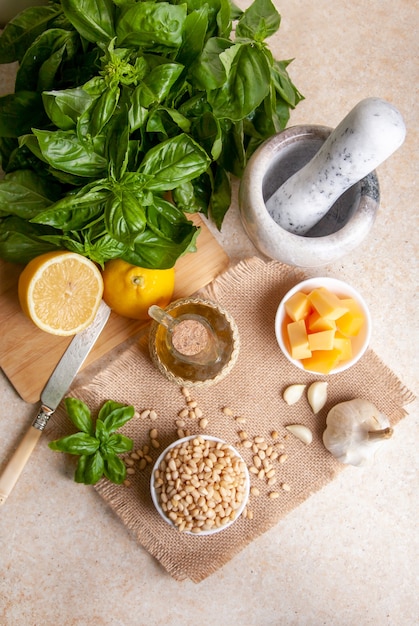 Ingredienti per fare in casa il pesto al basilico