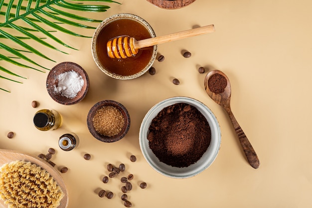 Ingredienti per fare in casa uno scrub per la cura della pelle al caffè su un semplice sfondo naturale eco friendly