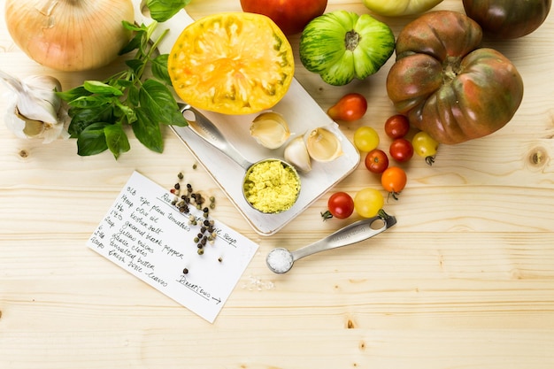 Ingredienti per fare la zuppa di pomodoro arrosto con pomodori cimelio biologici.