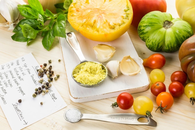 Ingredienti per fare la zuppa di pomodoro arrosto con pomodori cimelio biologici.