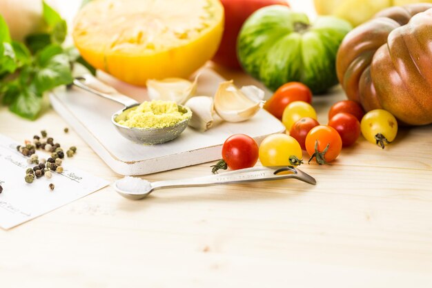 Ingredienti per fare la zuppa di pomodoro arrosto con pomodori cimelio biologici.