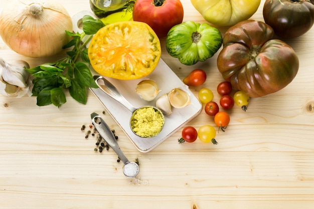 Ingredienti per fare la zuppa di pomodoro arrosto con pomodori cimelio biologici.