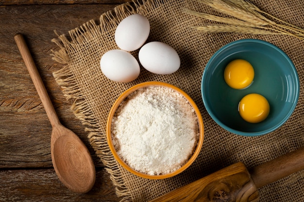 Ingredienti per fare una torta in tavola