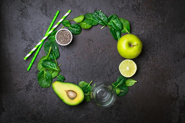 Ingredienti per frullati verdi. Concetto di dieta sana.