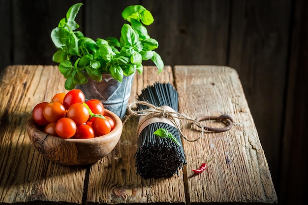 Ingredienti per gli ingredienti per gli spaghetti al pomodoro e basilico