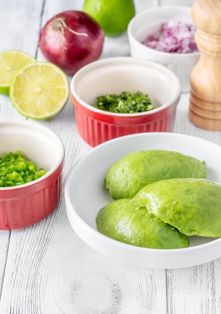 Ingredienti per guacamole