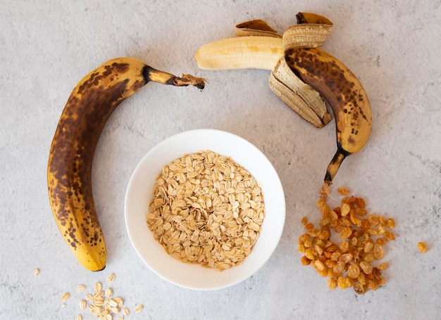 Ingredienti per i biscotti alla banana banane troppo mature uvetta di farina d'avena