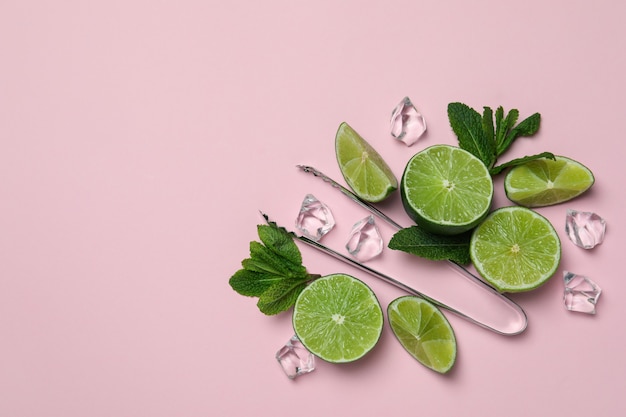 Ingredienti per il cocktail mojito su sfondo rosa