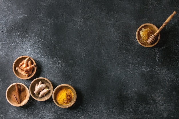 Ingredienti per il latte di curcuma