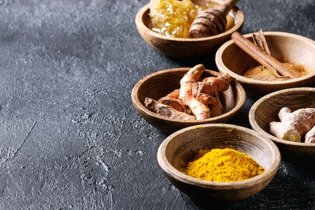 Ingredienti per il latte di curcuma