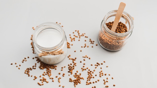 Ingredienti per il latte di grano saraceno vegano fatto in casa in vasetto di vetro latticini alternativi senza lattosio