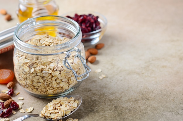 Ingredienti per il muesli di farina d'avena fatto in casa.