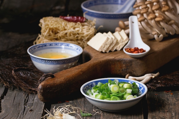 Ingredienti per il ramen di zuppa asiatica