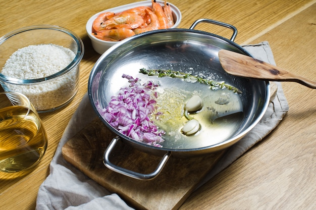 Ingredienti per il risotto italiano. Gamberi, vino bianco, riso, cipolle, timo, aglio.