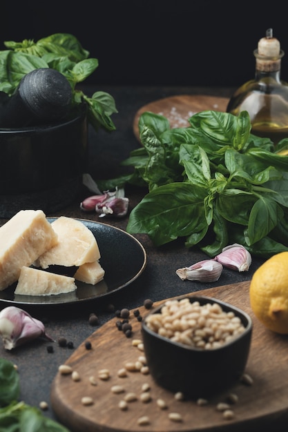 Ingredienti per il tradizionale pesto italiano (pesto alla genovese). Cucina mediterranea