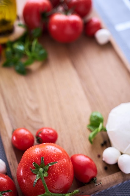 Ingredienti per Insalata Caprese Mini mozzarella in ciotola di vetro pomodoro e basilico