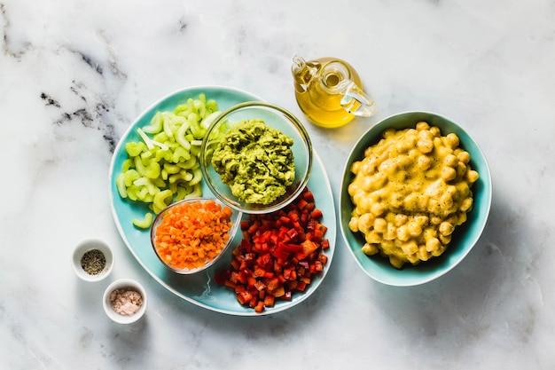 Ingredienti per insalata di verdure fresche vegane