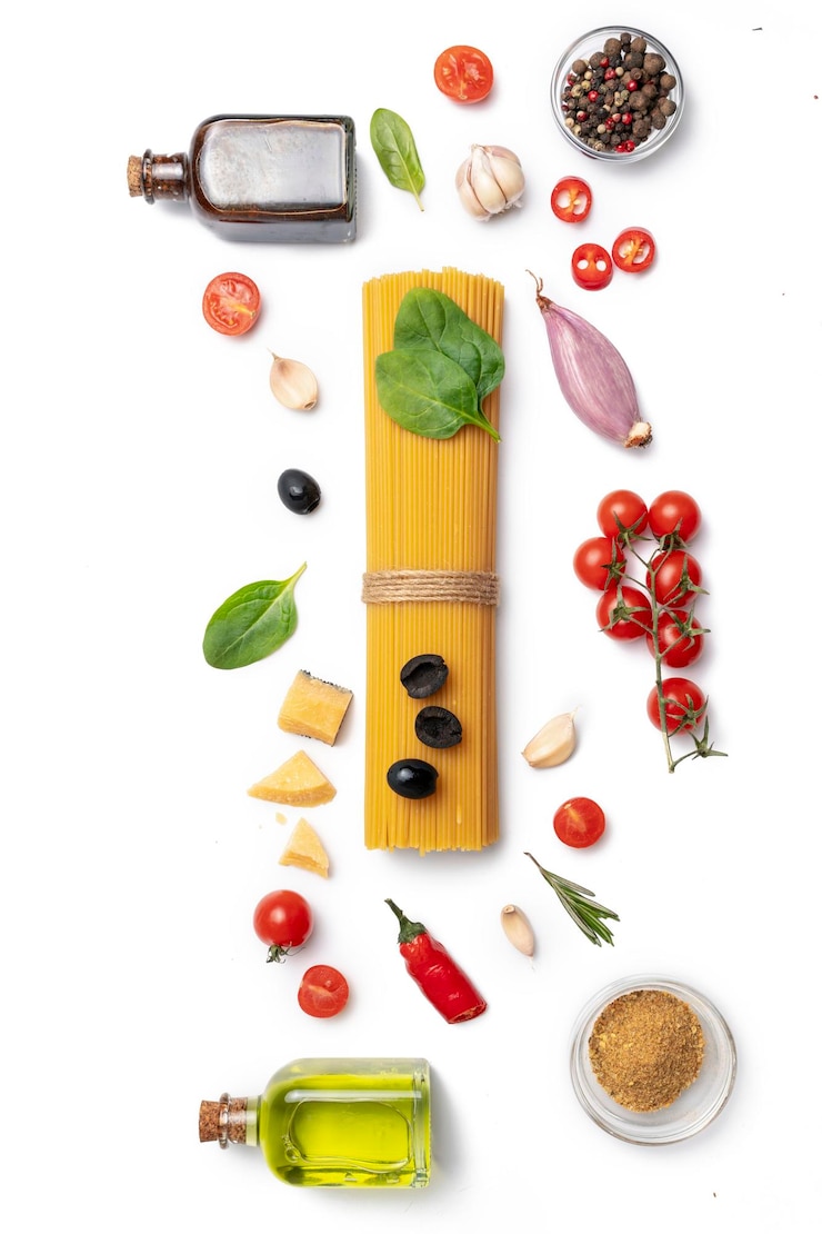 Foto ingredienti per la cottura di pasta di spaghetti italiana isolati su sfondo bianco
