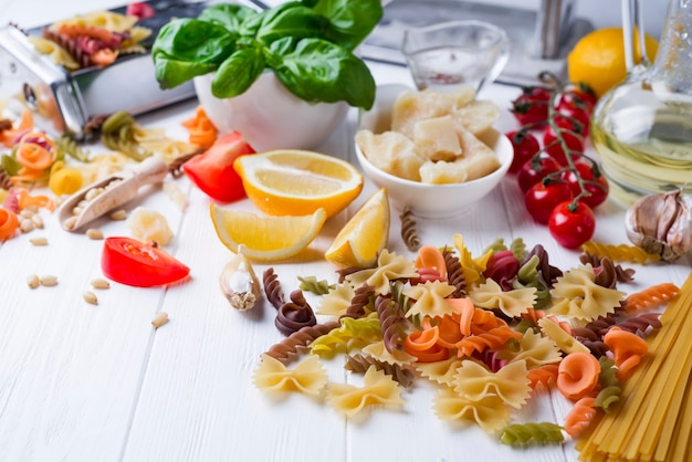 Ingredienti per la cottura di pasta italiana fatta in casa